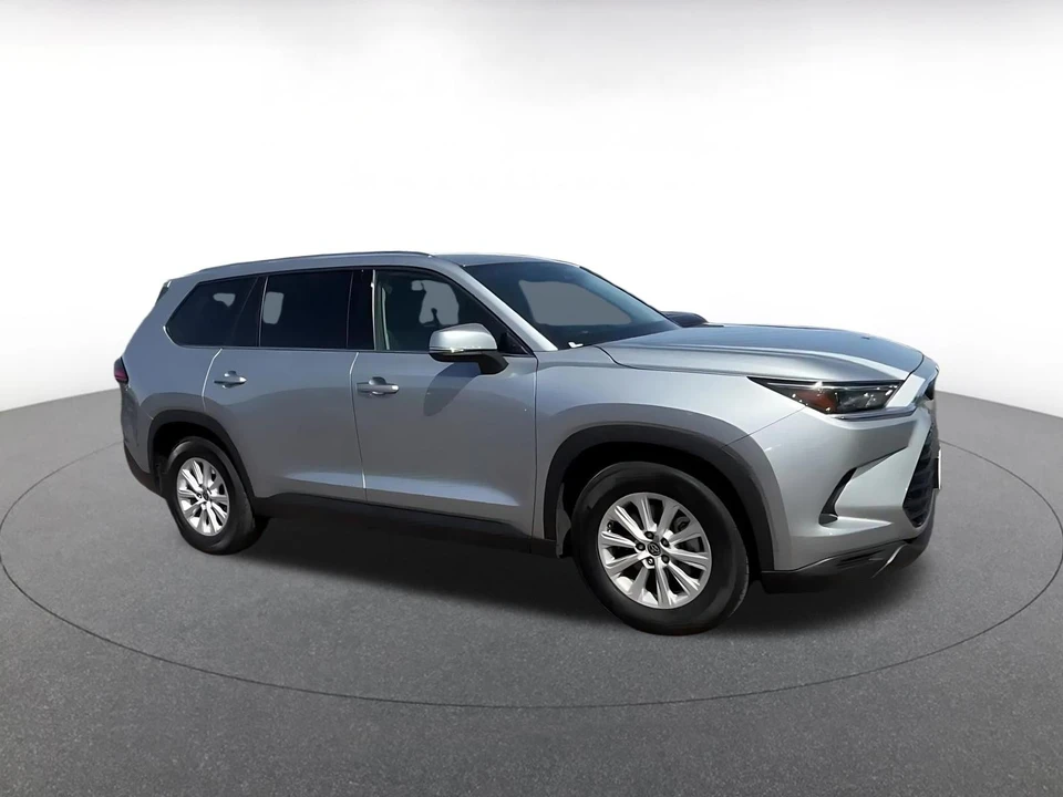 2025 Toyota Highlander - Image 2 of 31