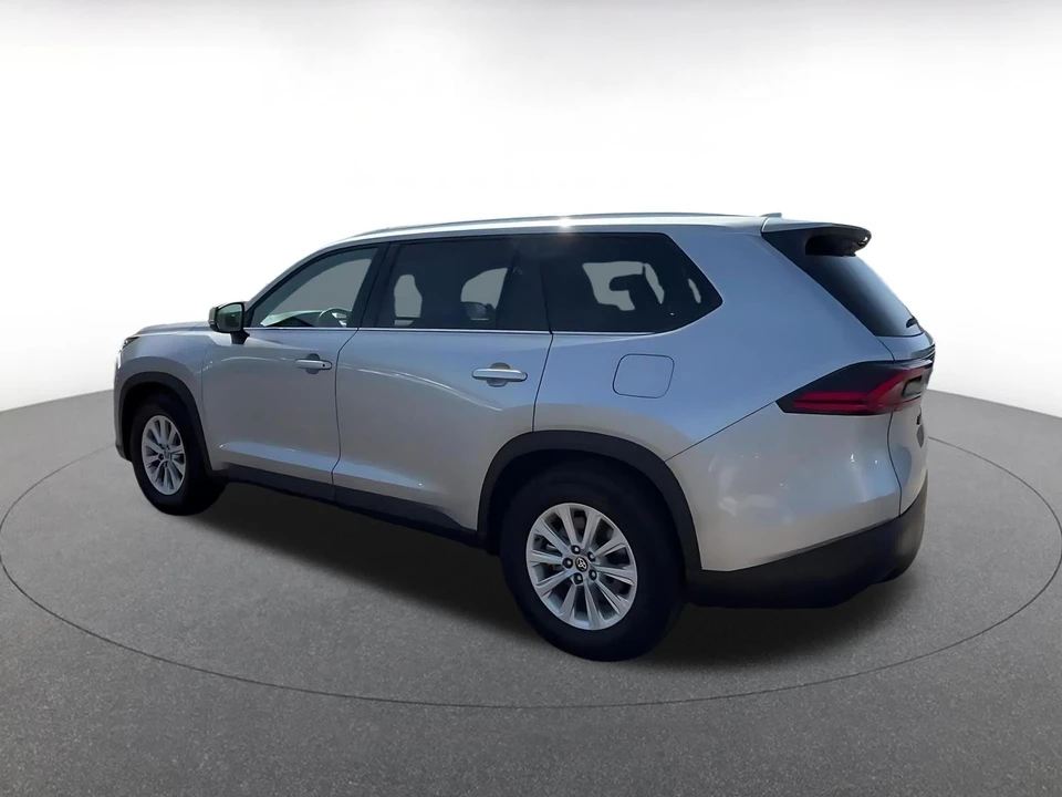 2025 Toyota Highlander - Image 8 of 31