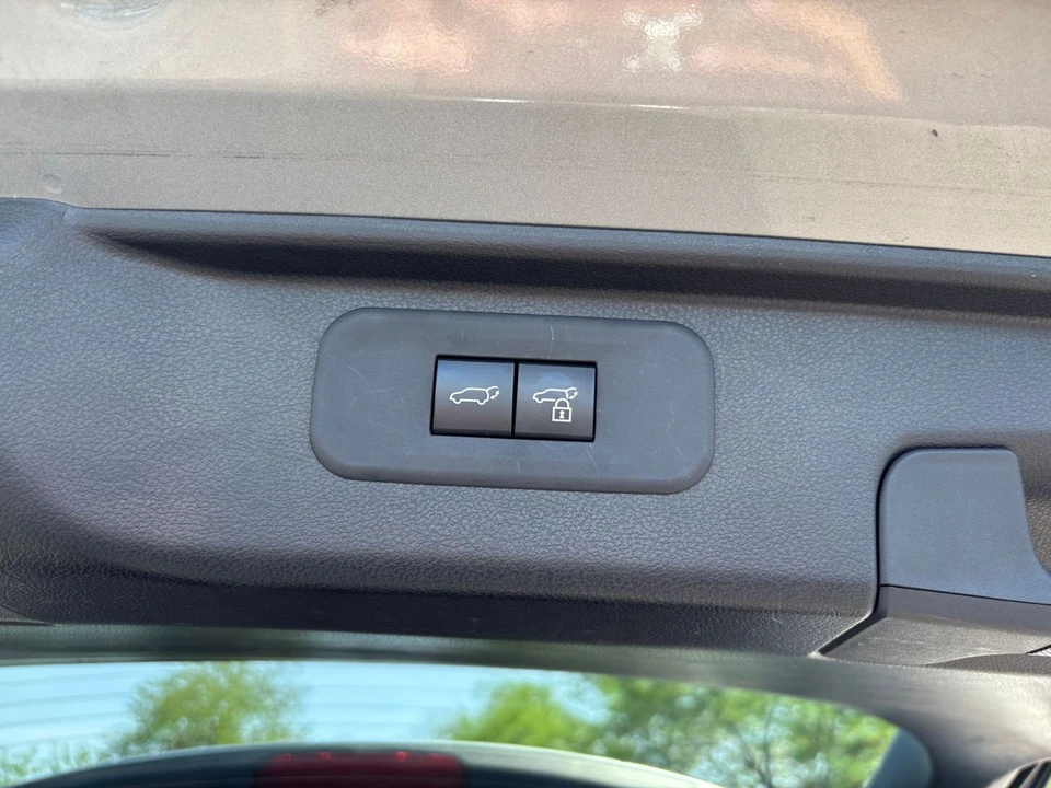 2025 Toyota Highlander - Image 19 of 31