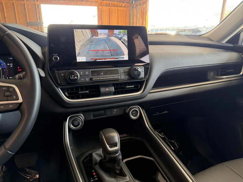 2025 Toyota Highlander - Image 14 of 31