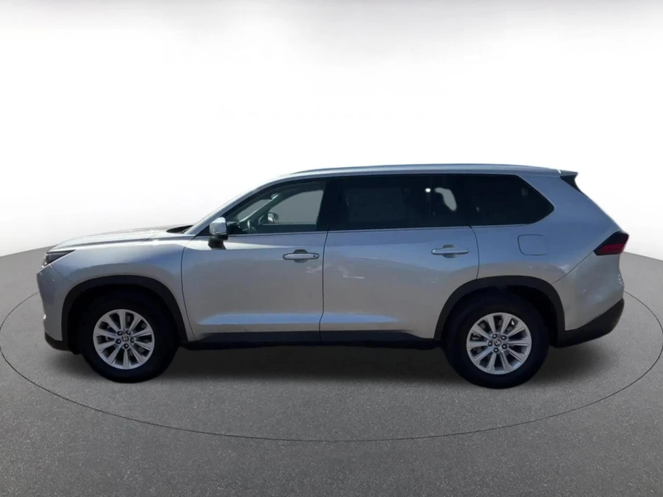 2025 Toyota Highlander - Image 7 of 31