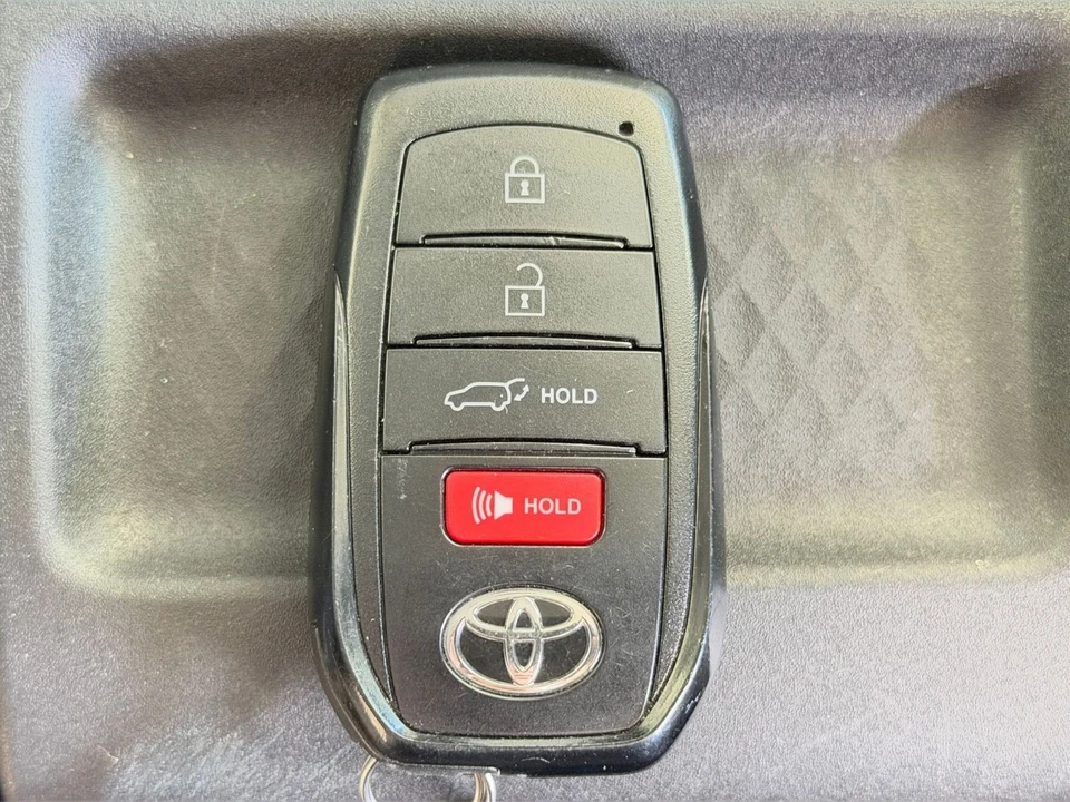 2025 Toyota Highlander - Image 17 of 31