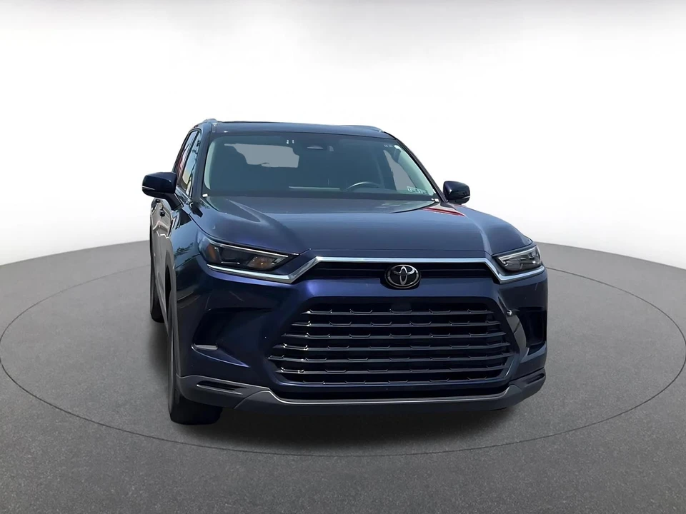 2025 Toyota Highlander - Image 2 of 31