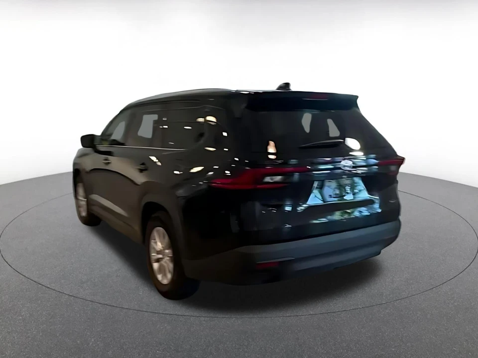2025 Toyota Highlander - Image 15 of 31