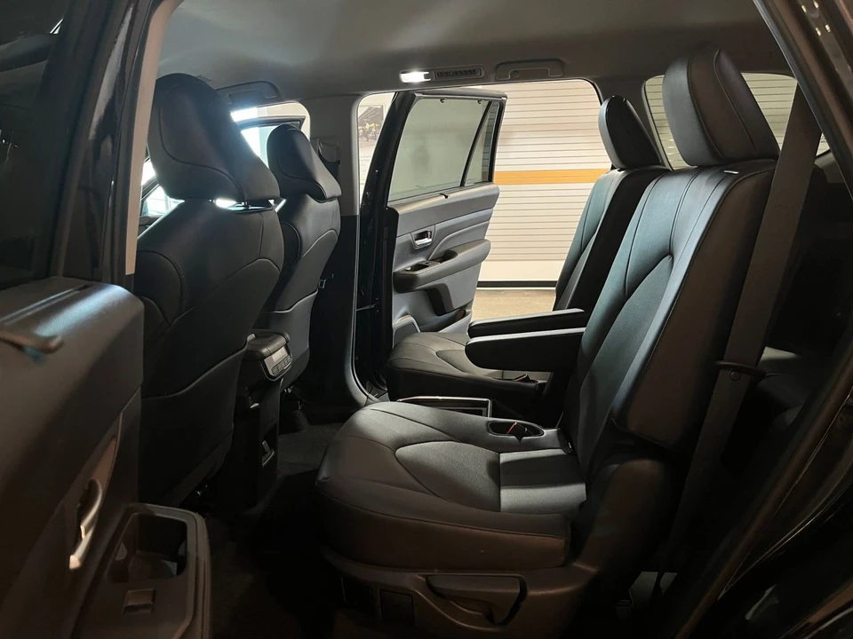 2025 Toyota Highlander - Image 24 of 31