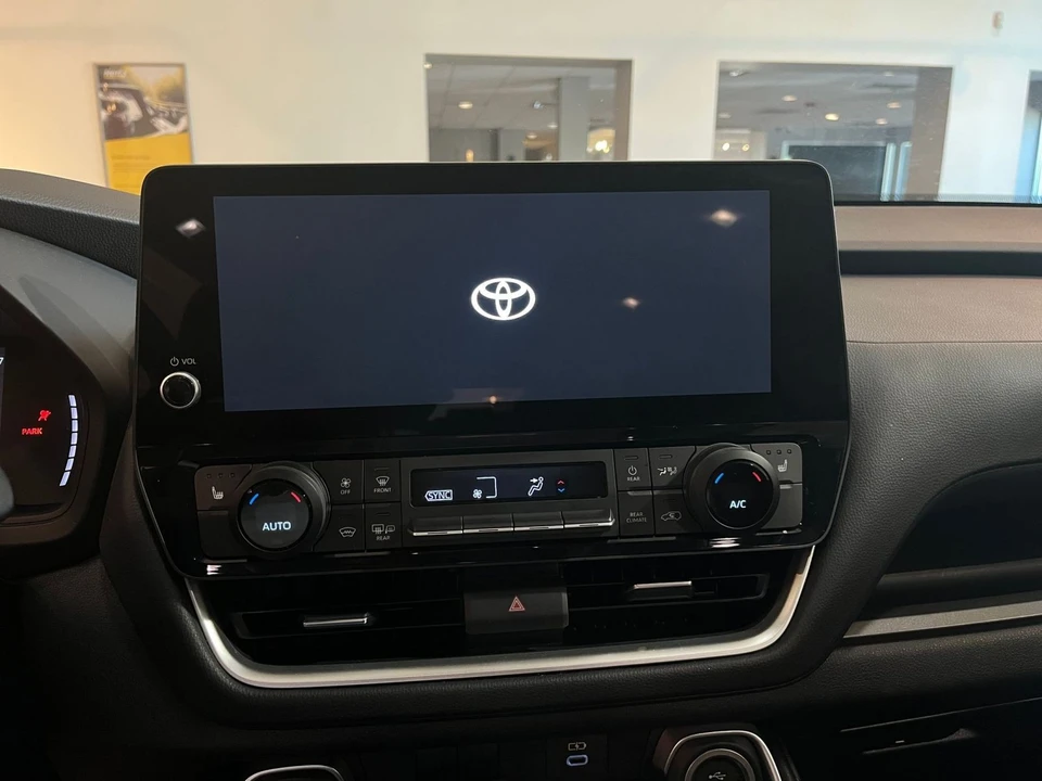 2025 Toyota Highlander - Image 18 of 31