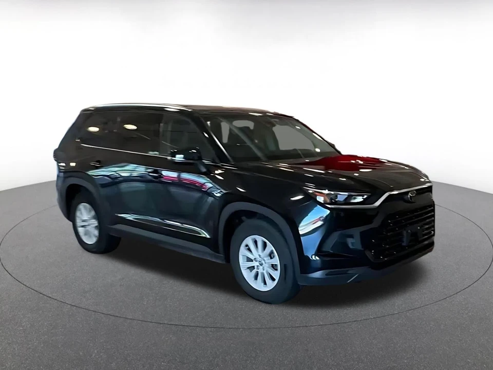 2025 Toyota Highlander - Image 2 of 31
