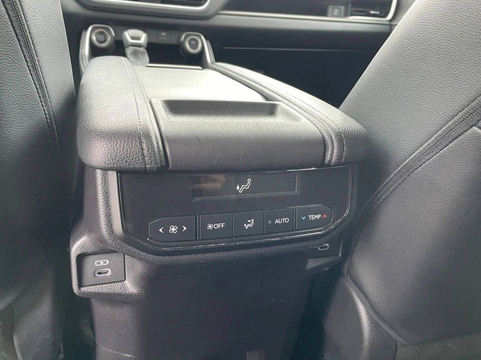 2025 Toyota Highlander - Image 20 of 31