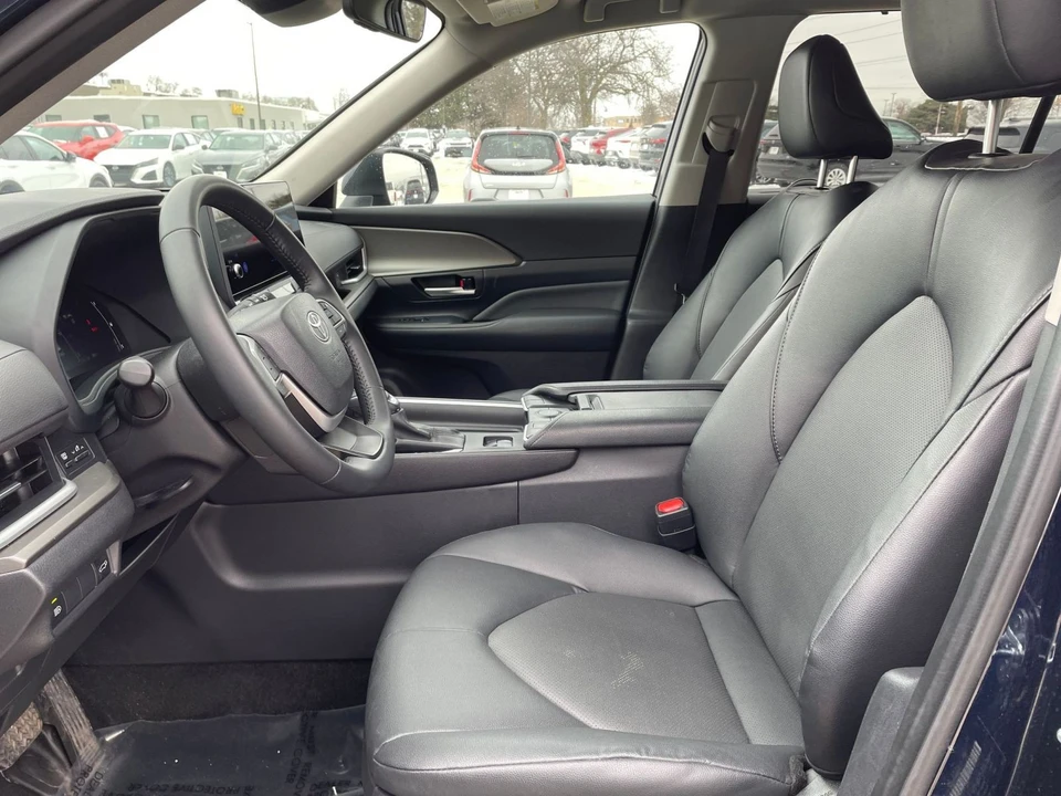 2025 Toyota Highlander - Image 23 of 31