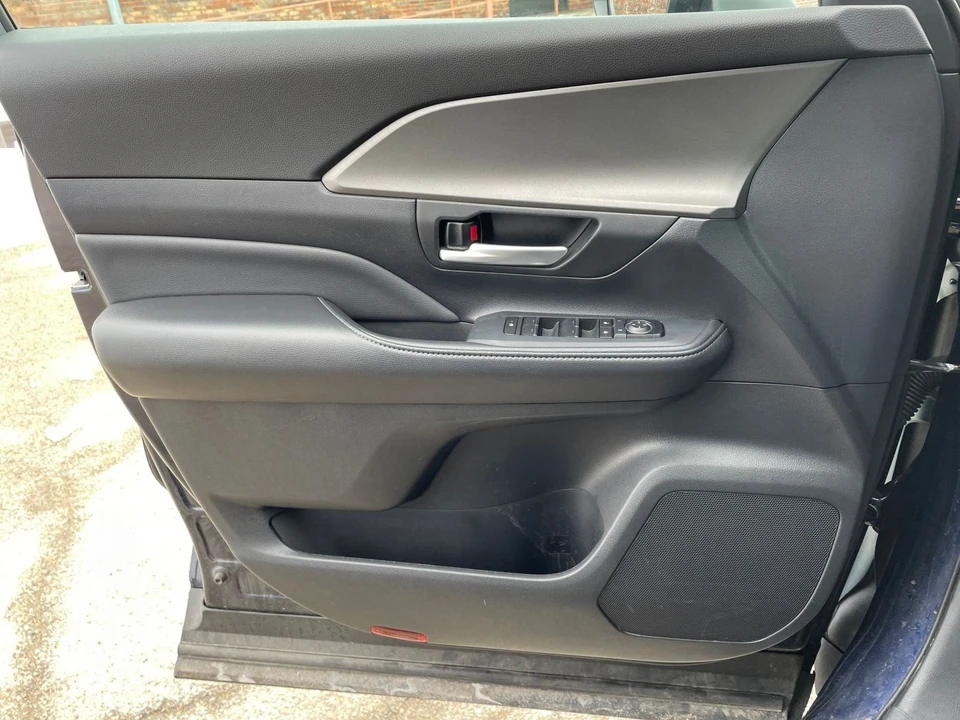 2025 Toyota Highlander - Image 15 of 31