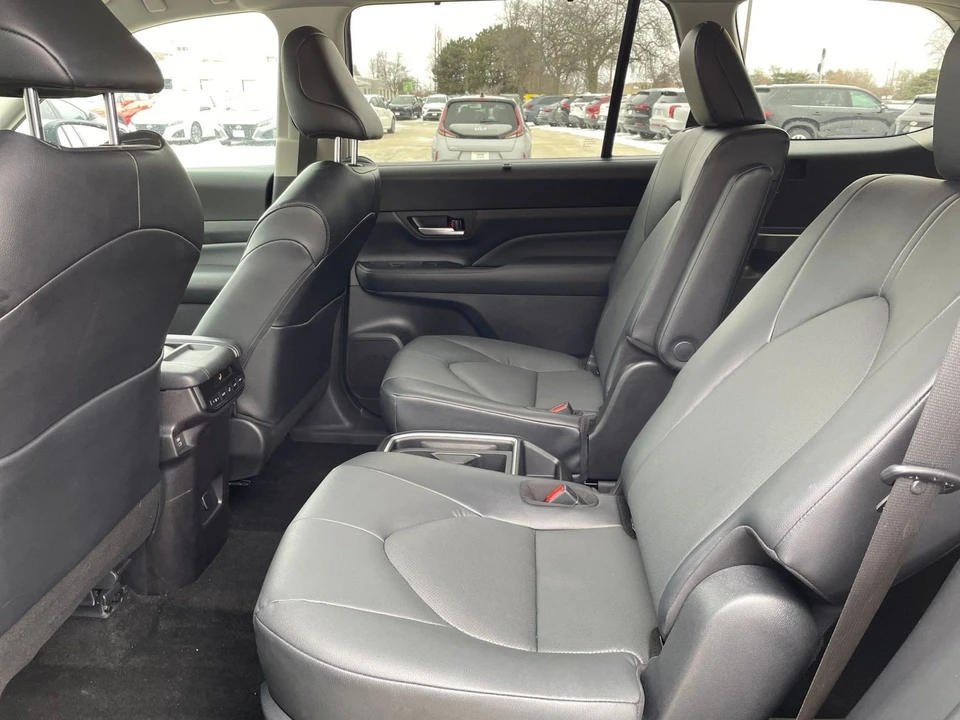2025 Toyota Highlander - Image 22 of 31