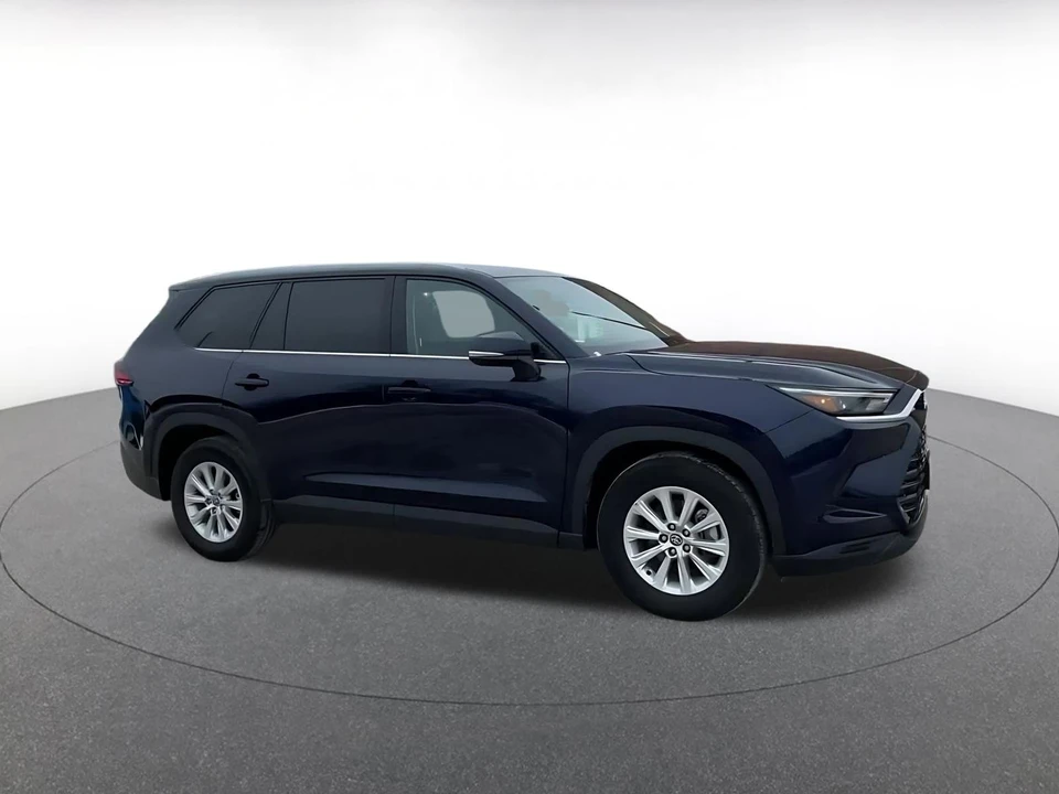 2025 Toyota Highlander - Image 2 of 31