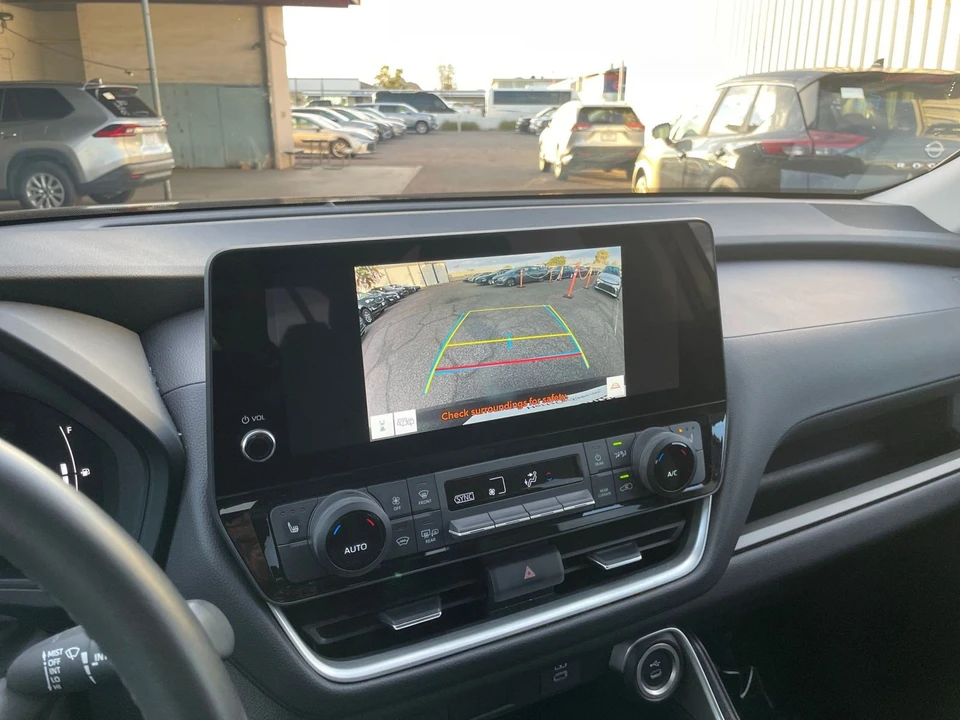 2025 Toyota Highlander - Image 21 of 31