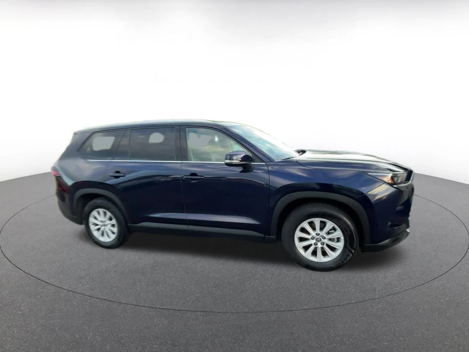 2025 Toyota Highlander - Image 2 of 31