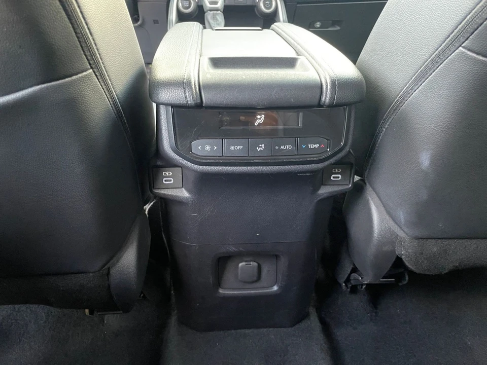 2025 Toyota Highlander - Image 20 of 31