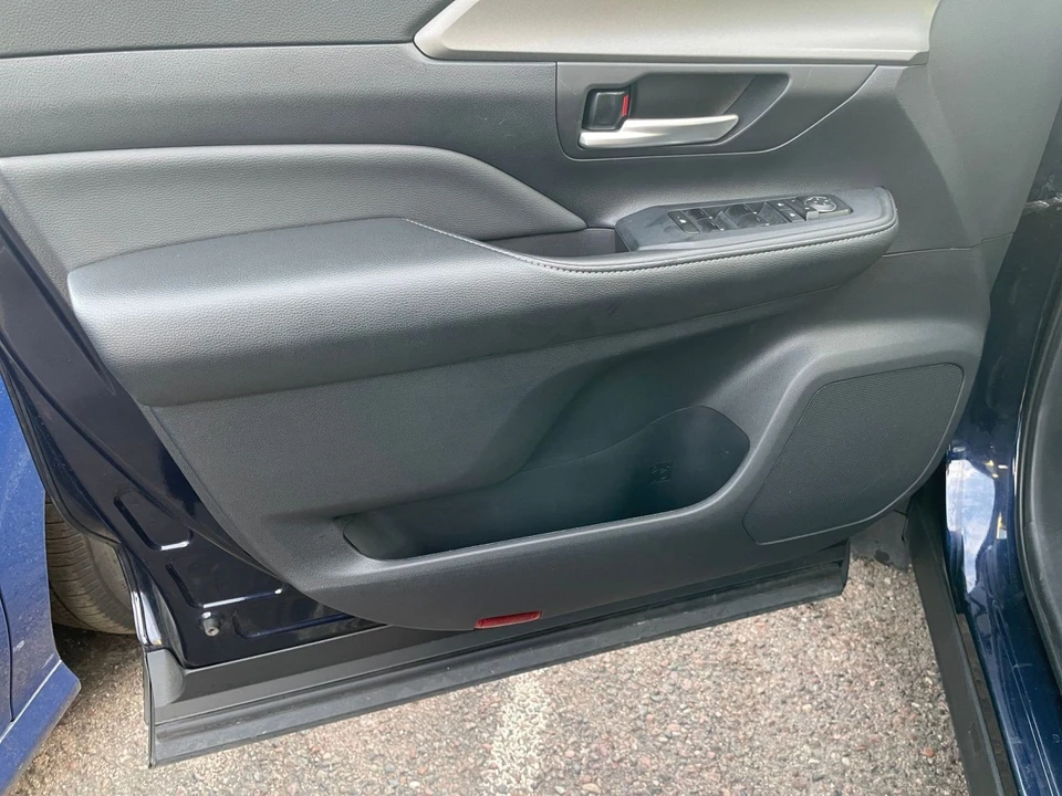 2025 Toyota Highlander - Image 15 of 31