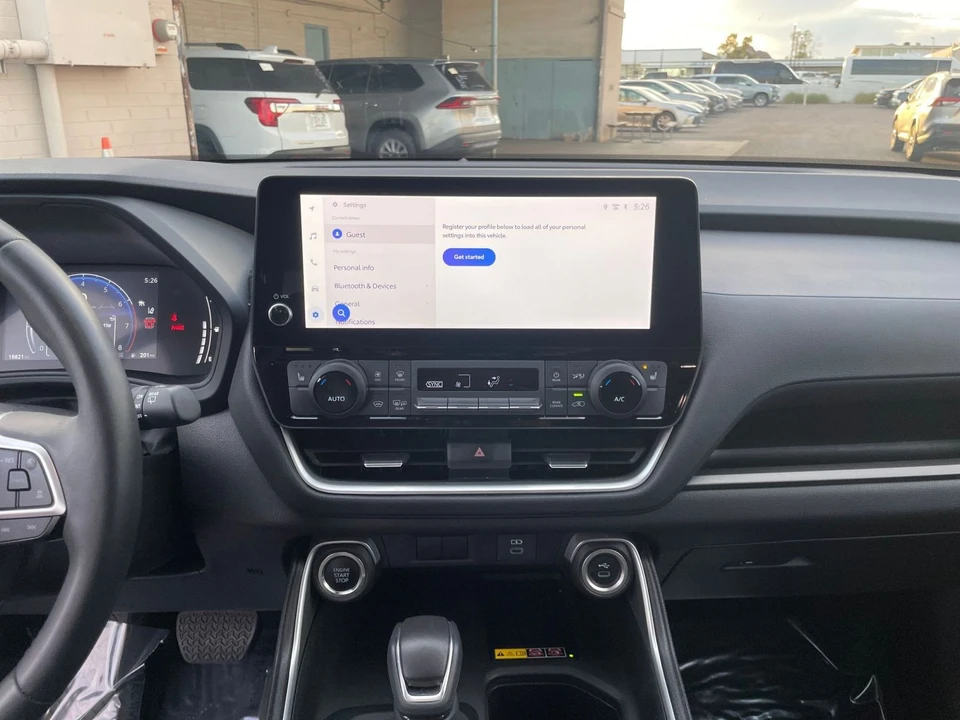 2025 Toyota Highlander - Image 14 of 31