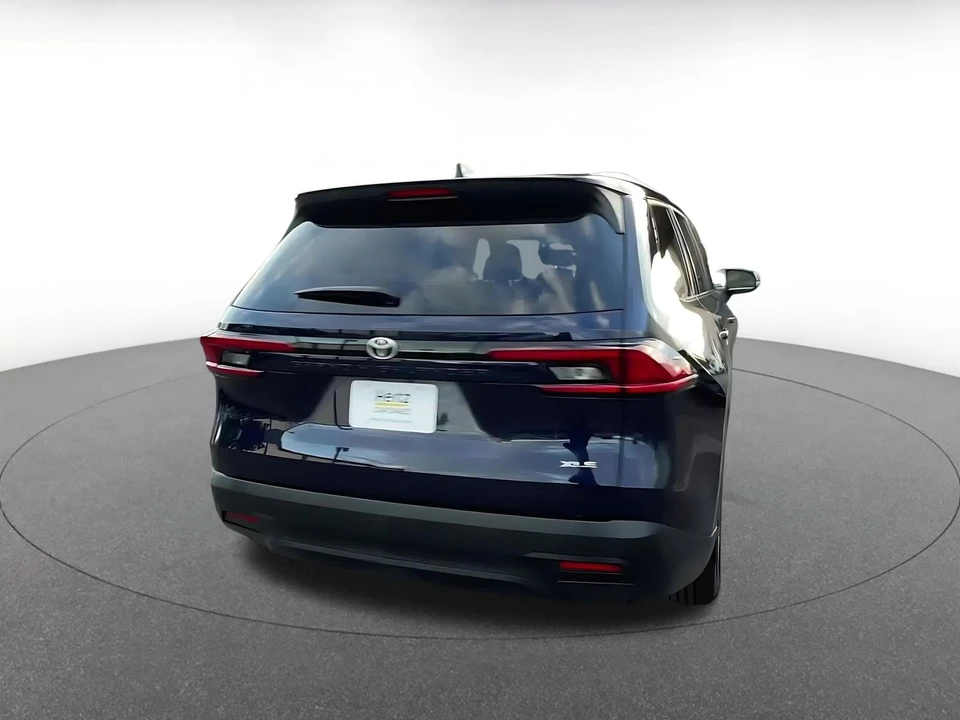 2025 Toyota Highlander - Image 11 of 31