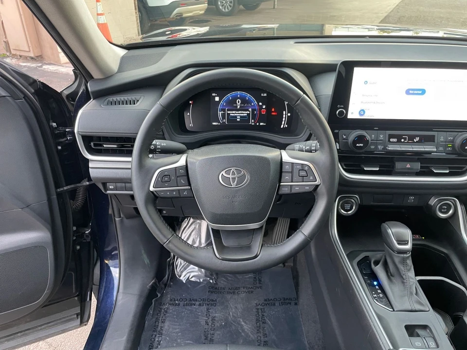 2025 Toyota Highlander - Image 24 of 31