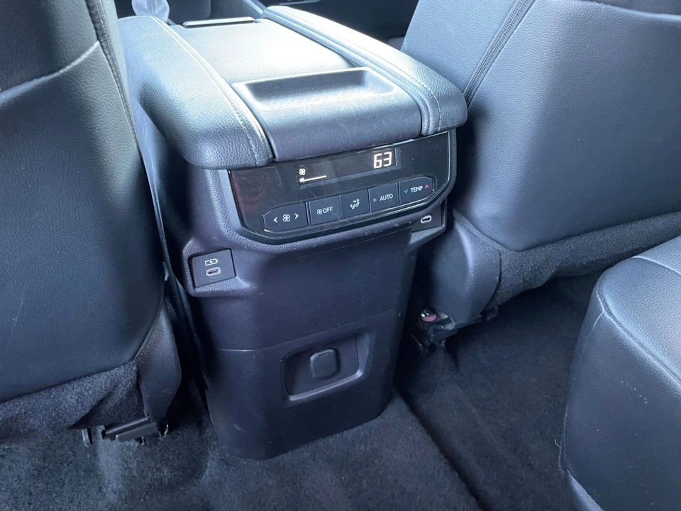 2025 Toyota Highlander - Image 20 of 31