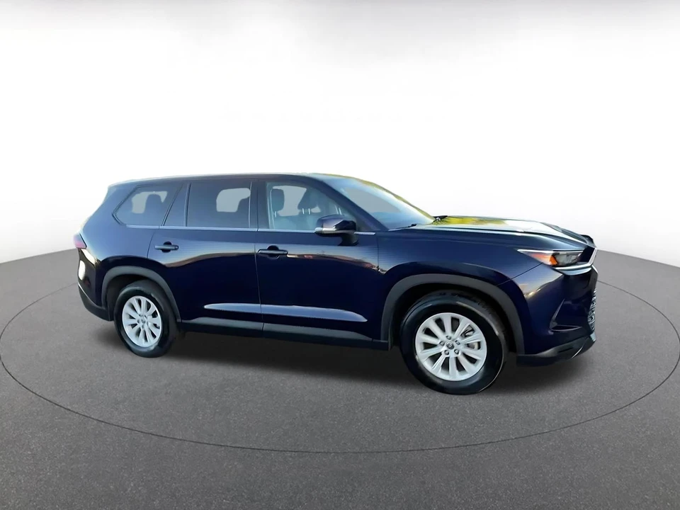 2025 Toyota Highlander - Image 2 of 31