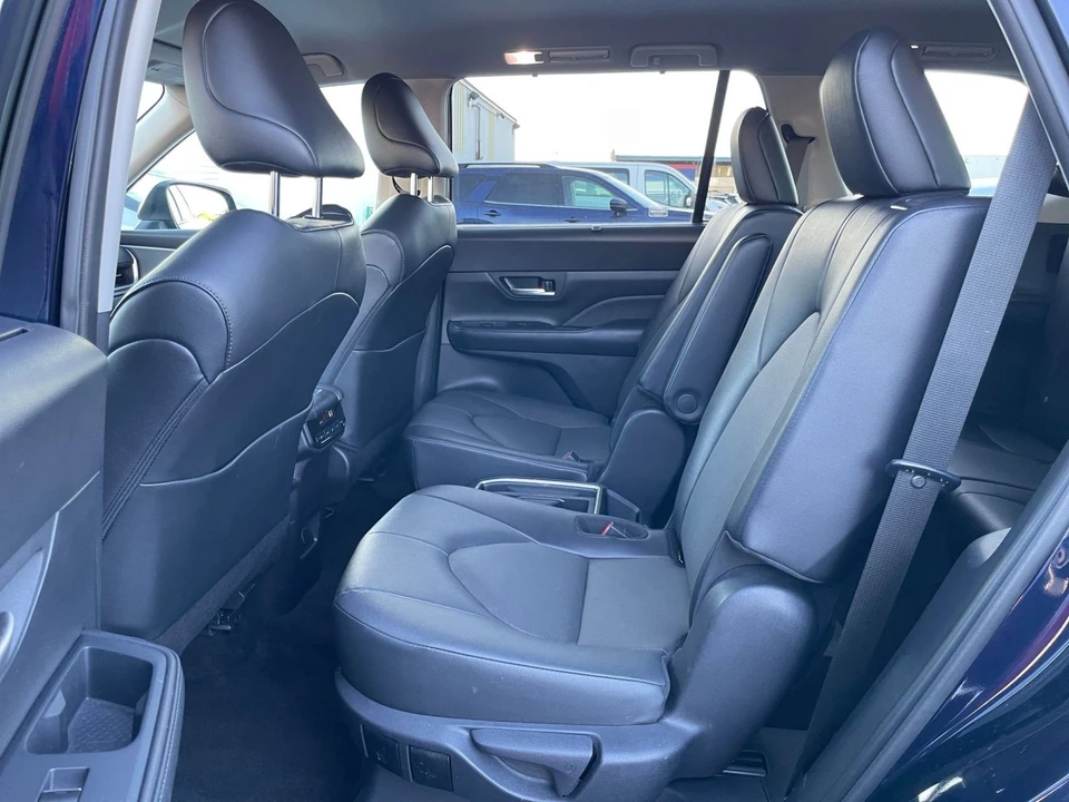 2025 Toyota Highlander - Image 22 of 31
