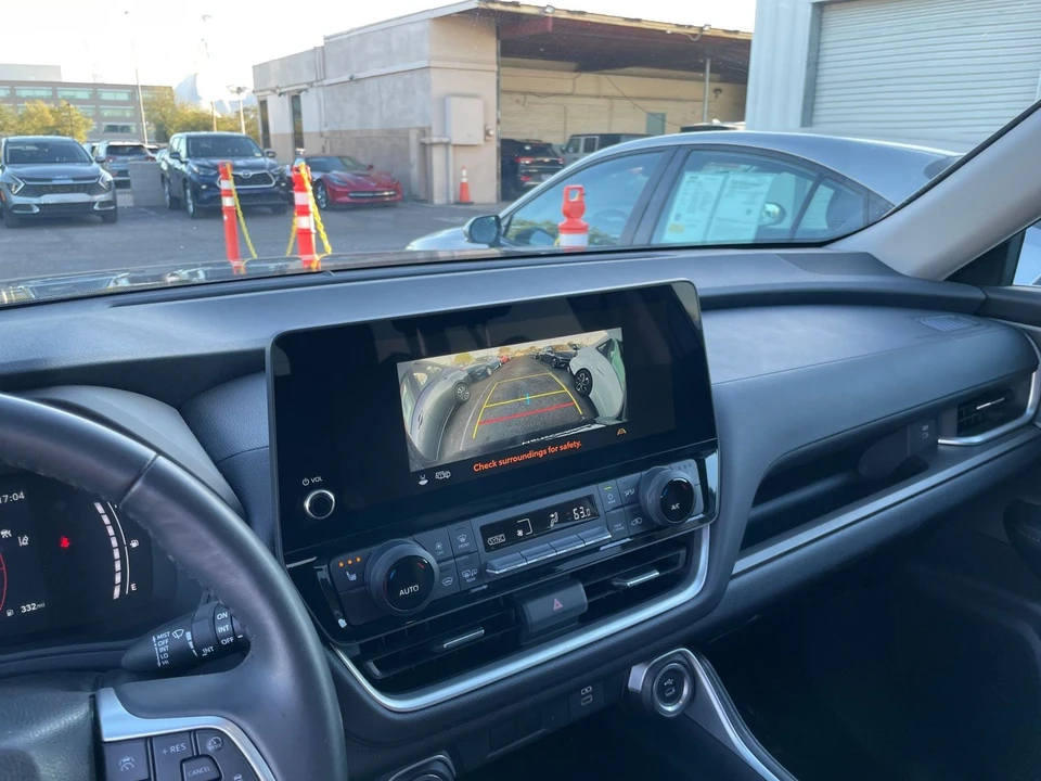 2025 Toyota Highlander - Image 21 of 31
