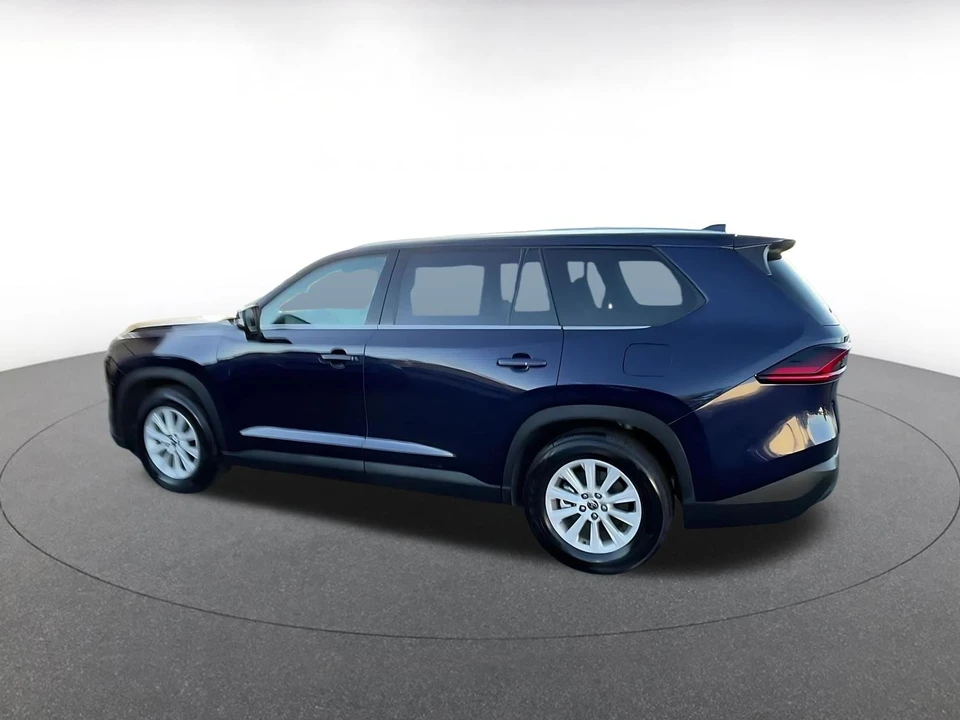 2025 Toyota Highlander - Image 8 of 31