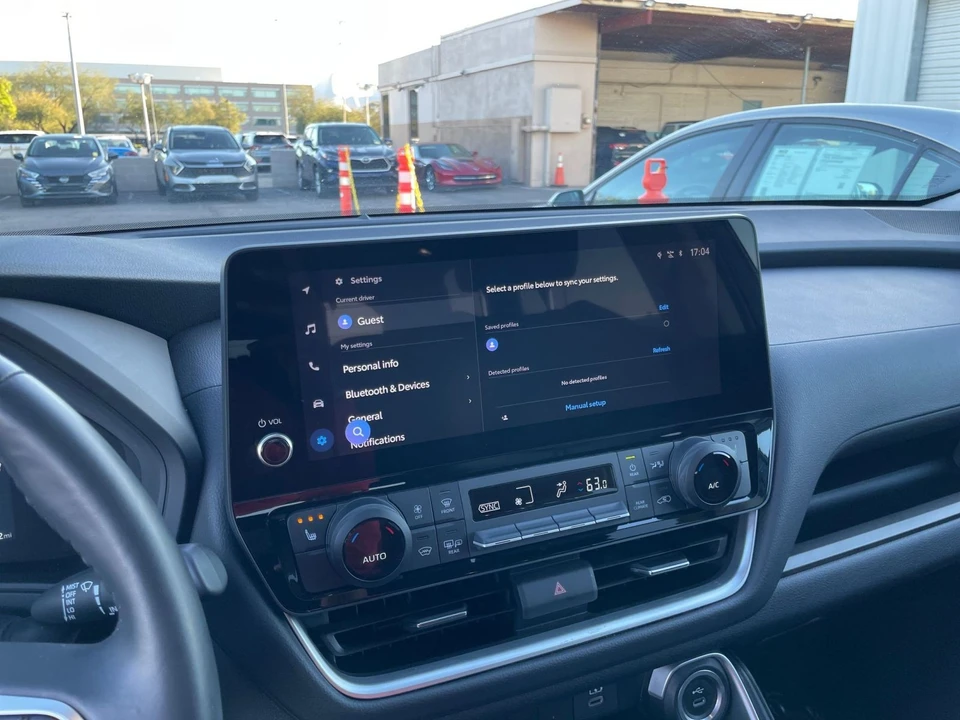 2025 Toyota Highlander - Image 16 of 31