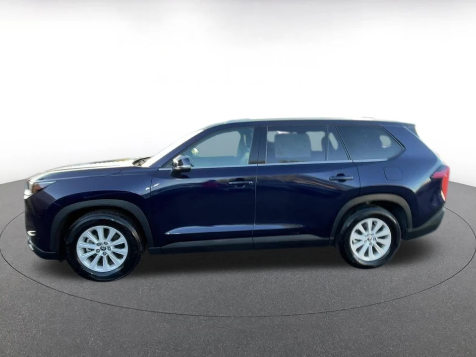 2025 Toyota Highlander - Image 7 of 31