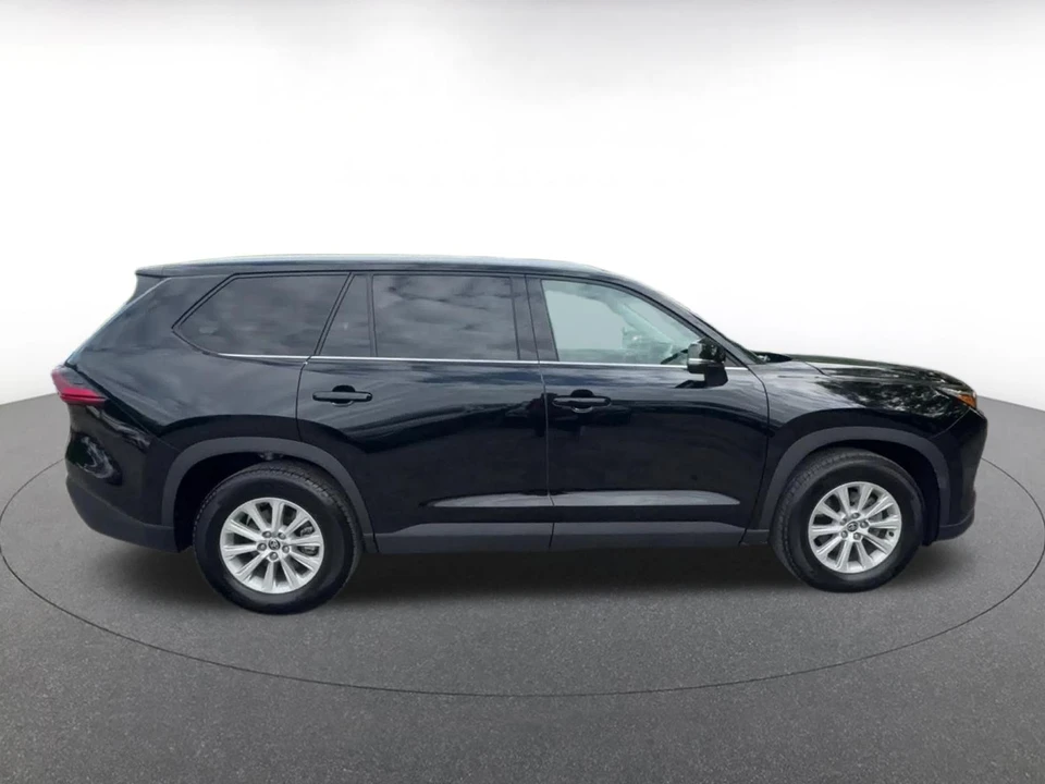 2025 Toyota Highlander - Image 15 of 31