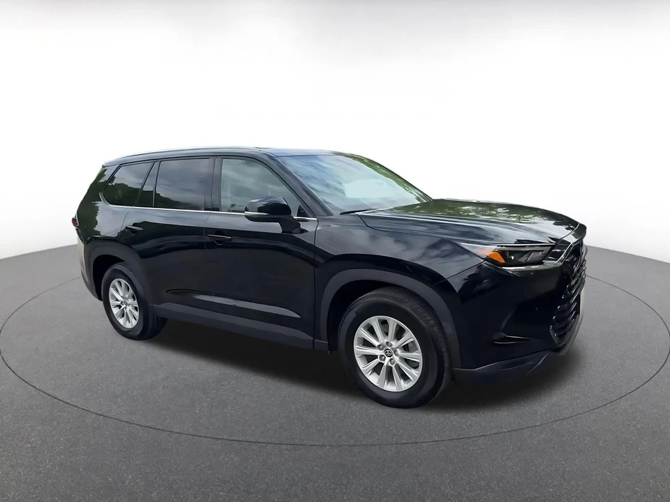 2025 Toyota Highlander - Image 2 of 31