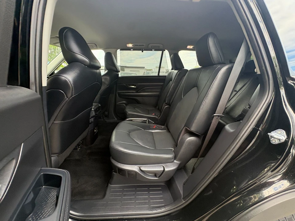 2025 Toyota Highlander - Image 24 of 31