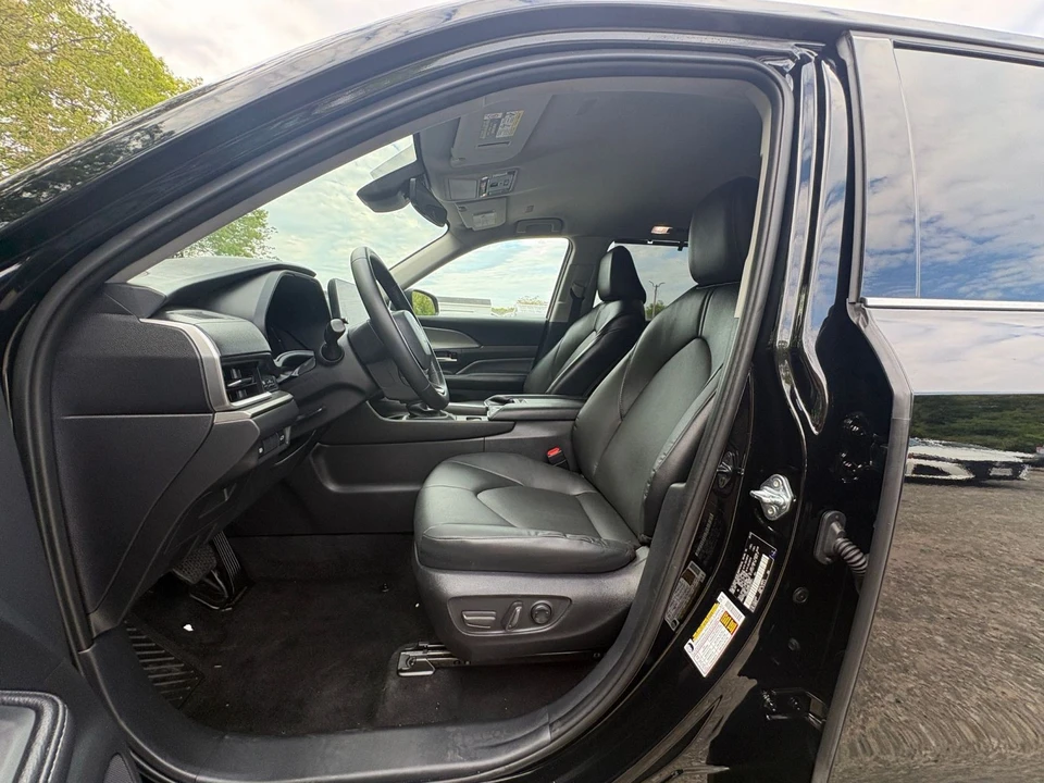 2025 Toyota Highlander - Image 25 of 31
