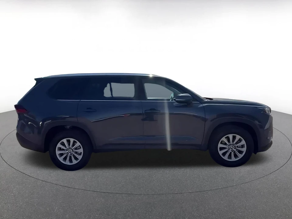 2025 Toyota Highlander - Image 13 of 31