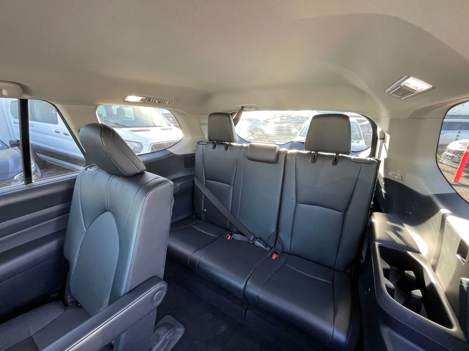 2025 Toyota Highlander - Image 25 of 31
