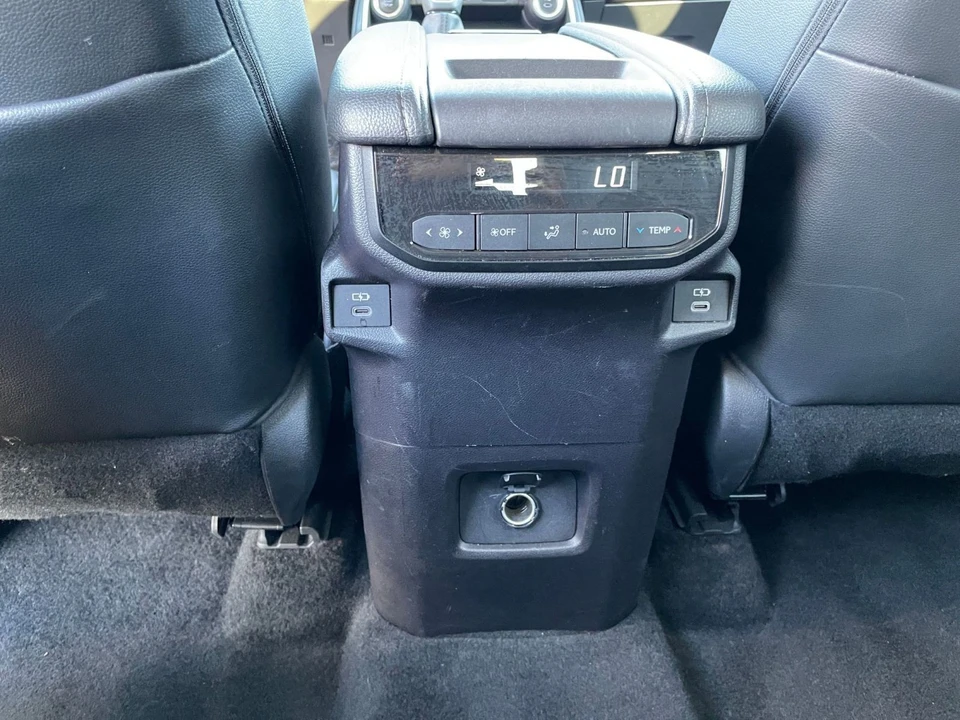 2025 Toyota Highlander - Image 20 of 31