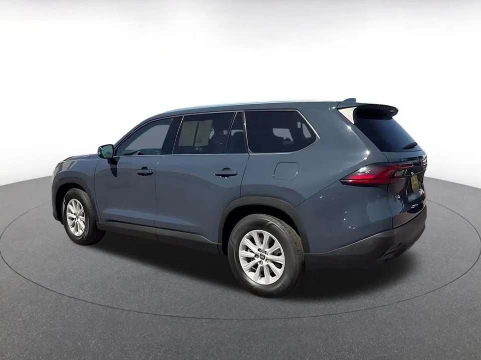 2025 Toyota Highlander - Image 8 of 31