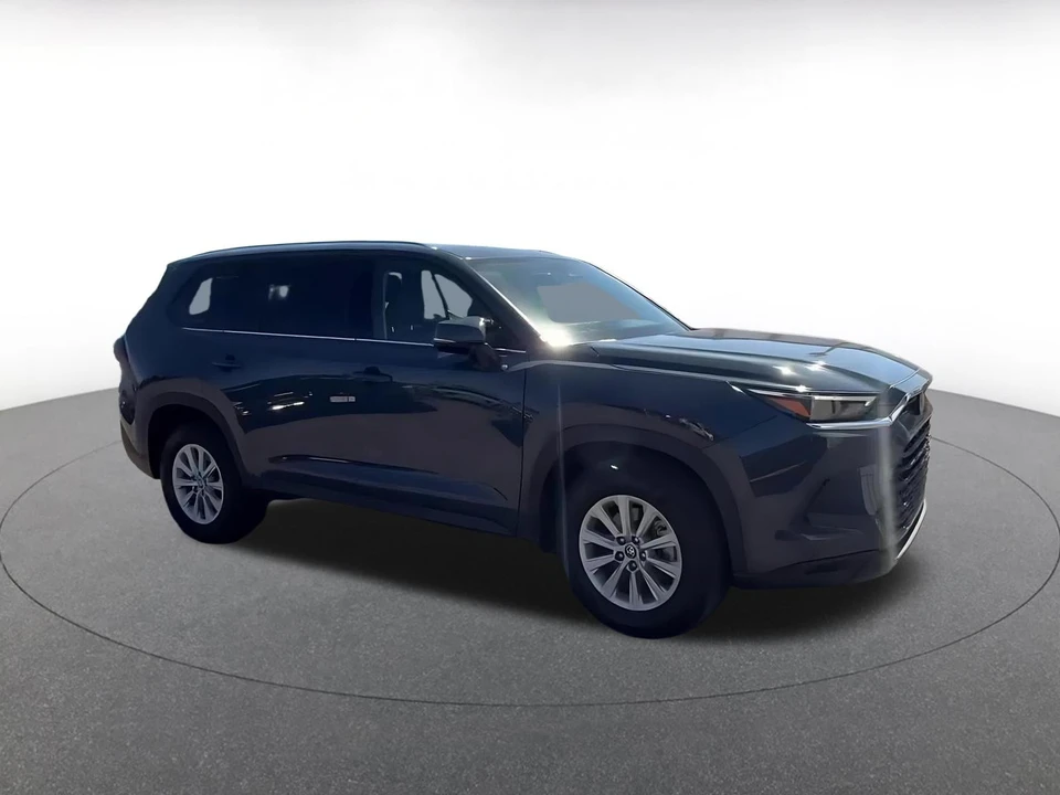 2025 Toyota Highlander - Image 2 of 31