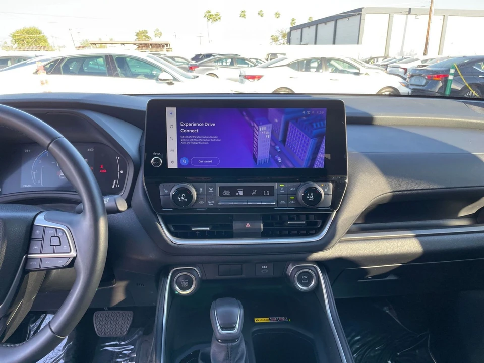 2025 Toyota Highlander - Image 14 of 31