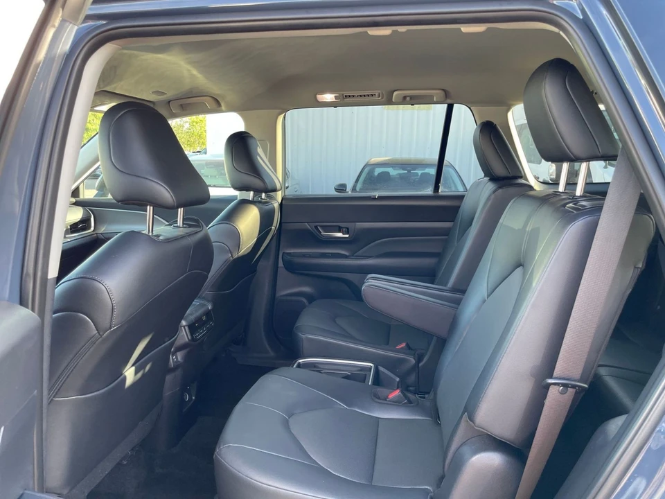 2025 Toyota Highlander - Image 22 of 31