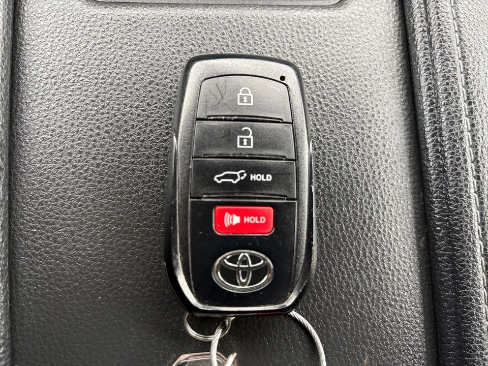2025 Toyota Highlander - Image 18 of 31