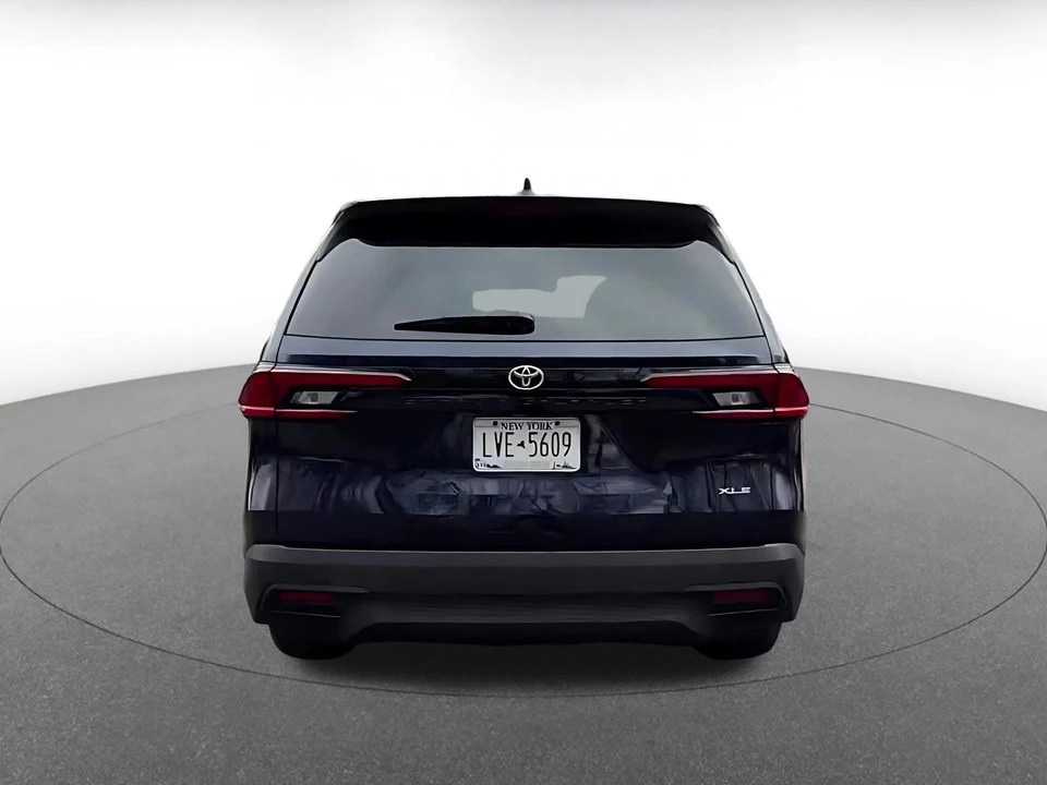 2025 Toyota Highlander - Image 10 of 31