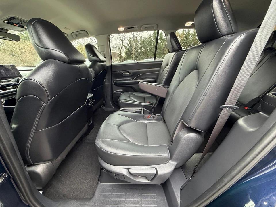 2025 Toyota Highlander - Image 21 of 31