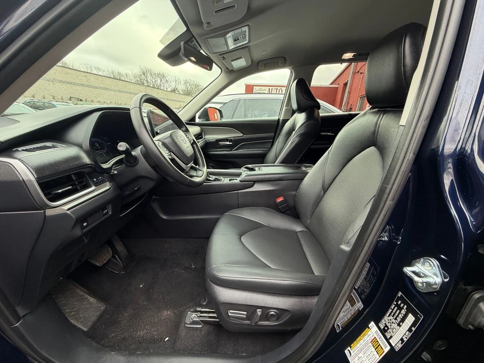 2025 Toyota Highlander - Image 22 of 31