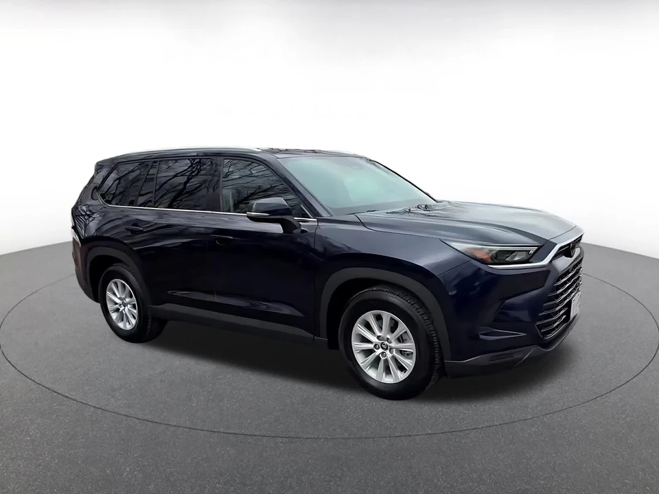 2025 Toyota Highlander - Image 2 of 31