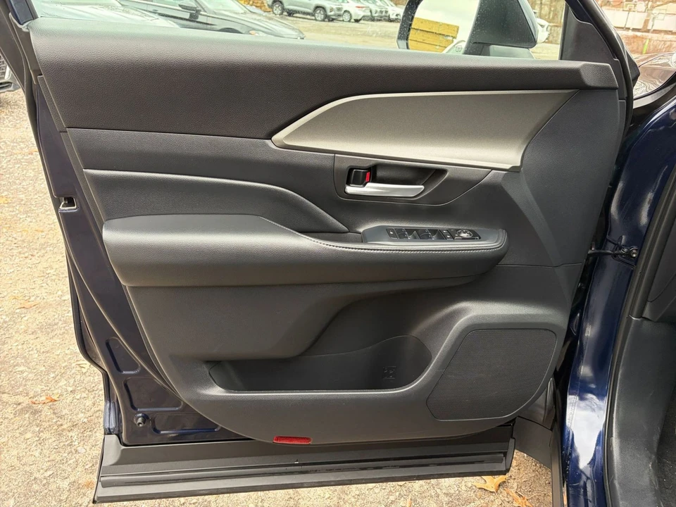 2025 Toyota Highlander - Image 16 of 31