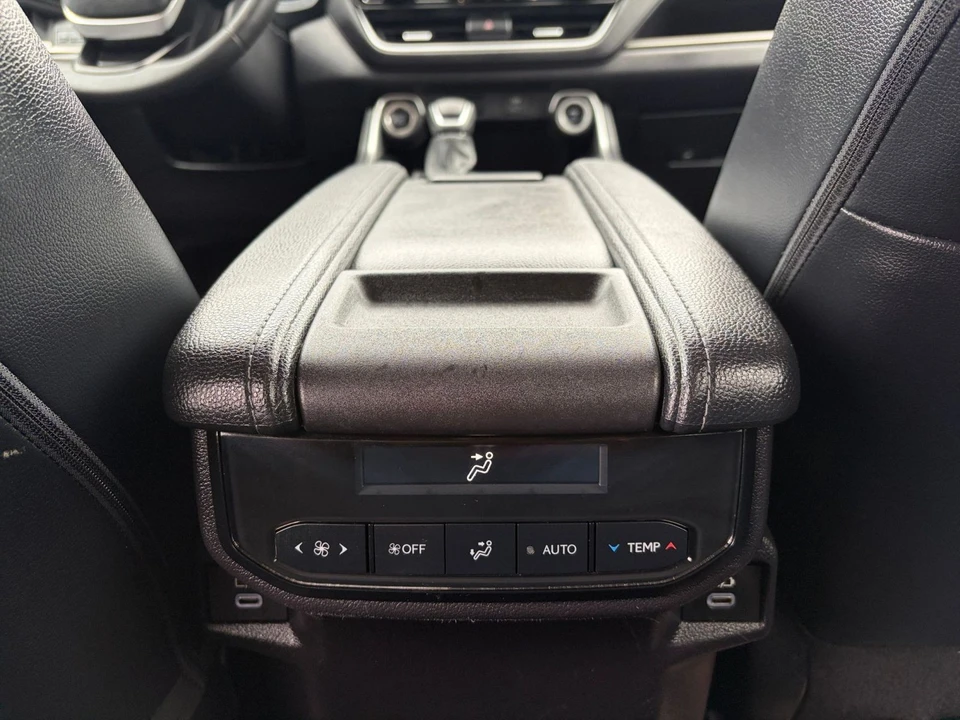 2025 Toyota Highlander - Image 20 of 31