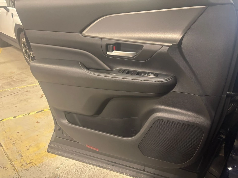 2025 Toyota Highlander - Image 16 of 31