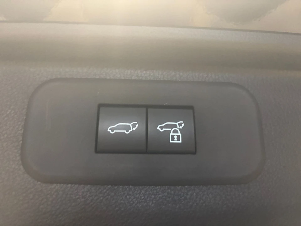 2025 Toyota Highlander - Image 19 of 31